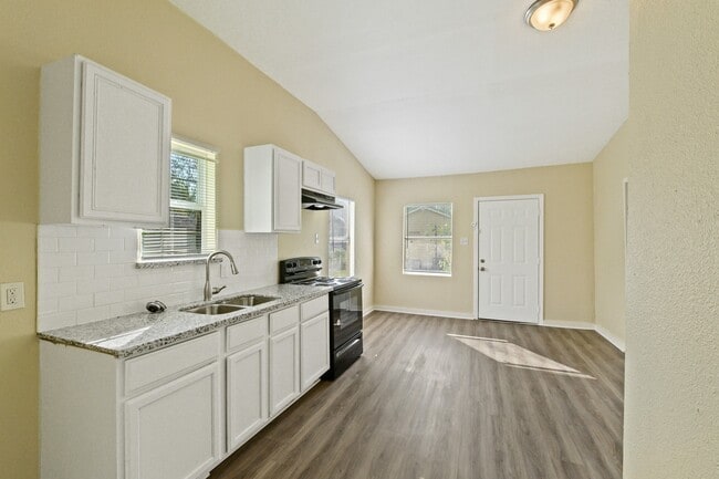 Photo - 10001 Lucore St