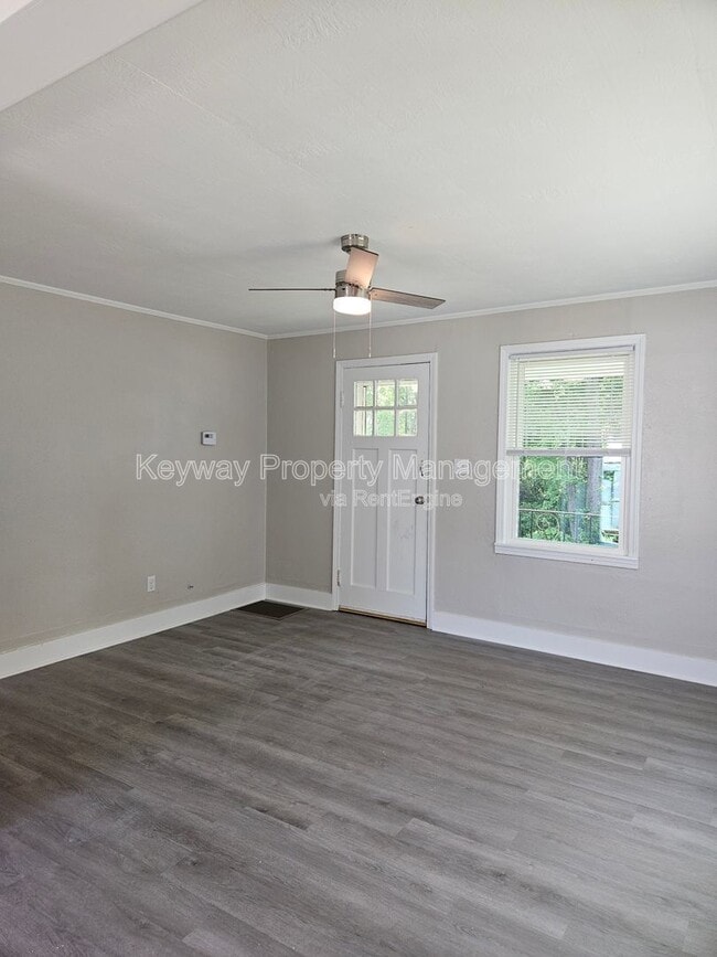 Photo - 302 Crystal Lake Dr