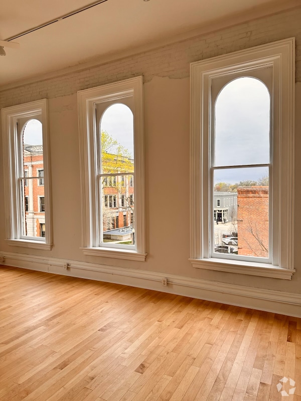 Building Photo - 200 W Washington St Rental