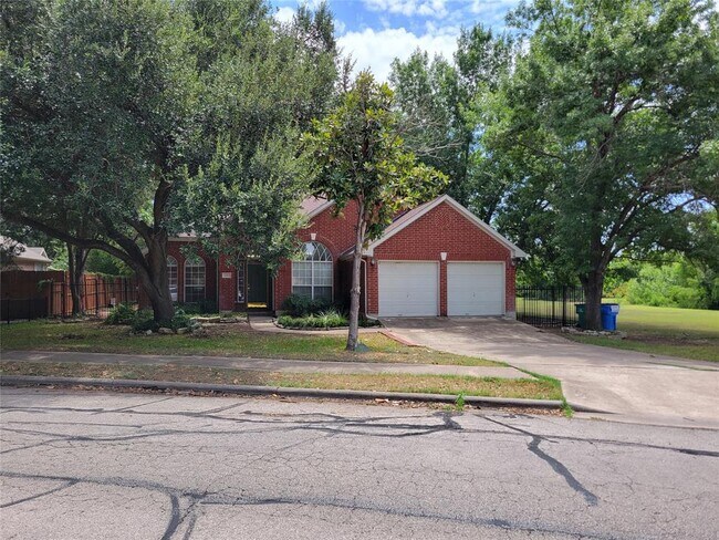 Photo - 105 W Oxford Dr