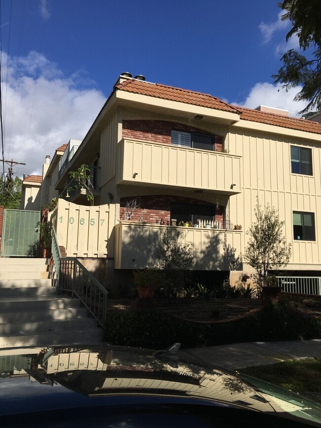 Building Photo - 10657 Wilkins Ave Unit #5