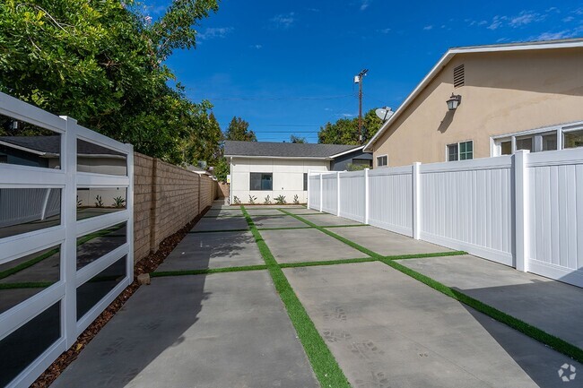 Building Photo - Rent this Beautiful 3 BEDROOM HOME NOW!