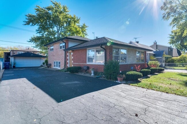 Building Photo - 9323 80th Ct