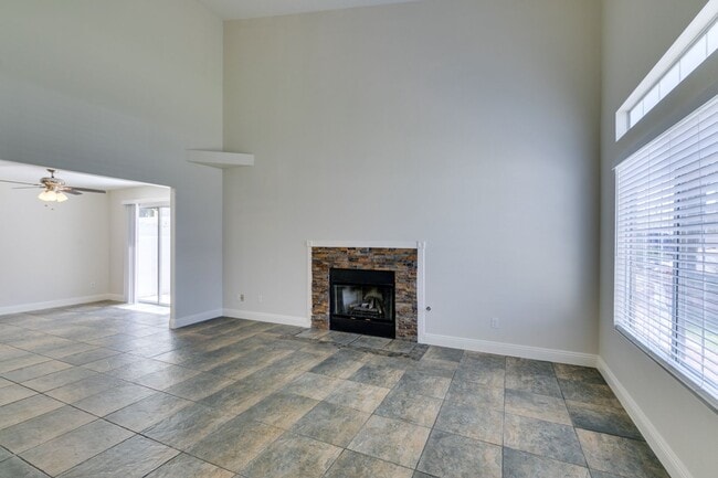 Building Photo - Modern 2 Bed, 2.5 Bath Henderson Townhome