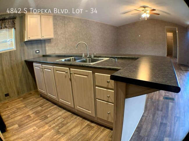 Building Photo - 4842 SW Topeka Blvd