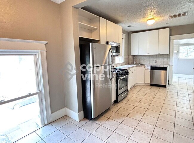 Photo - 146 Logan St