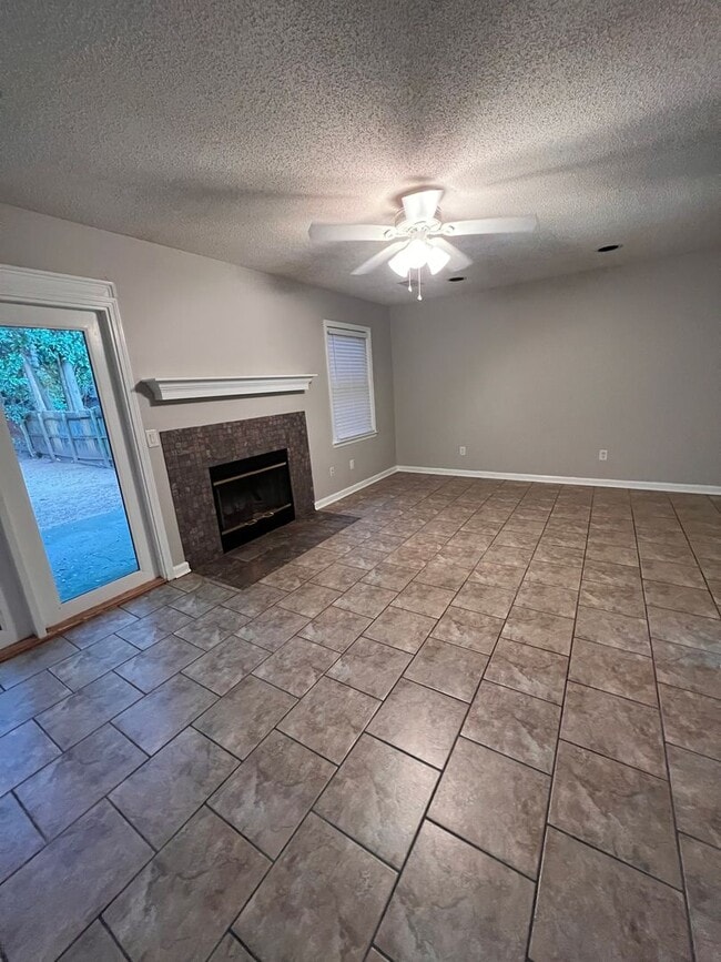 Photo - 561 Heritage Ct