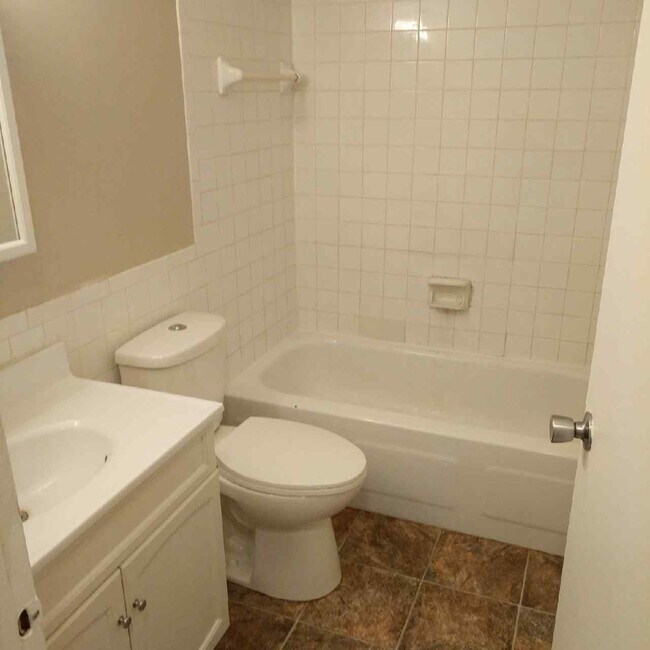 Photo - 8312 Zane Ave N Unidad 8312-208