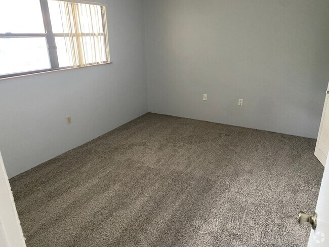 Building Photo - Location, location, location! 1226 SF Unit... Rental