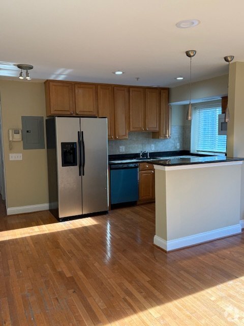 Building Photo - Brand new appliances and hardwood floors n... Unit 302 Rental