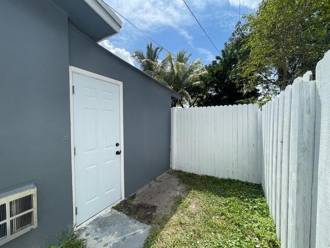 Building Photo - 6602 SW 19th Ct Unit B