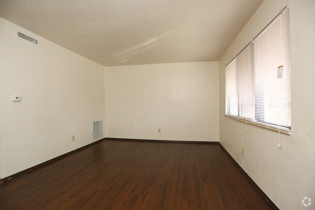 1BR, 1BA - 650 SF