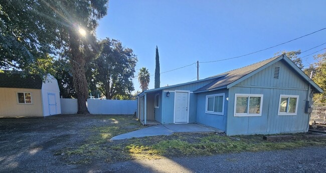 Building Photo - Charming 2/1 Home For Rent in Gerber!