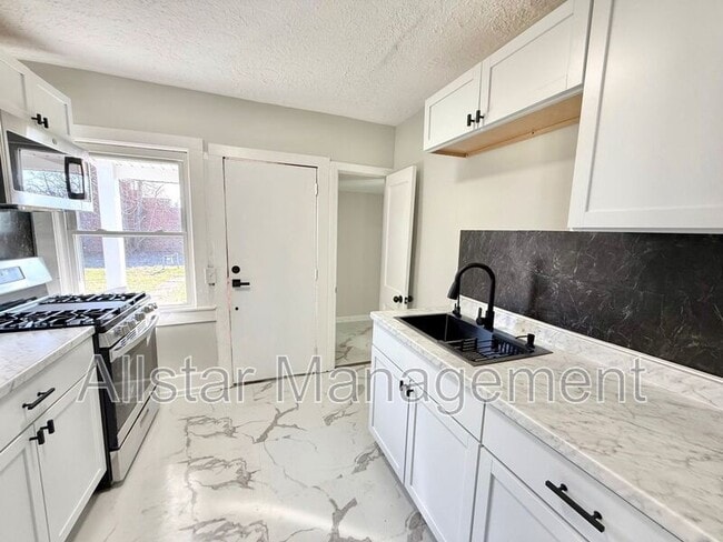 Photo - 924 Spring Ave NE