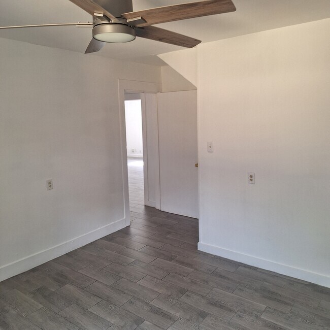 Photo - 916 Adele St