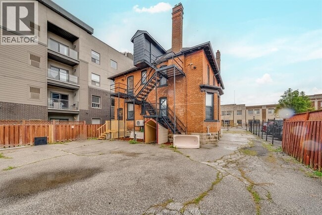 Photo - 961 Ouellette Ave