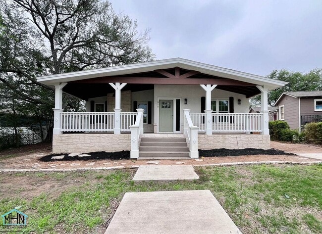 Building Photo - Welcome to your dream home nestled in the prestigious neighborhood of Terrell Hills, Texas.