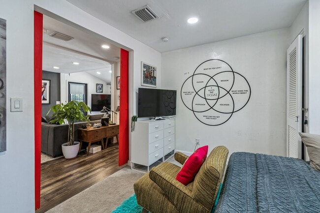 Photo - 1034 Queen St N Unit 1