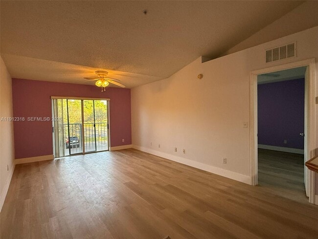 Building Photo - 9907 Westwood Dr Unit 21-2