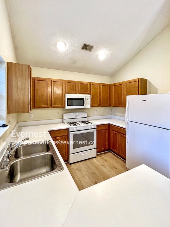 Photo - 416 Commons Dr House