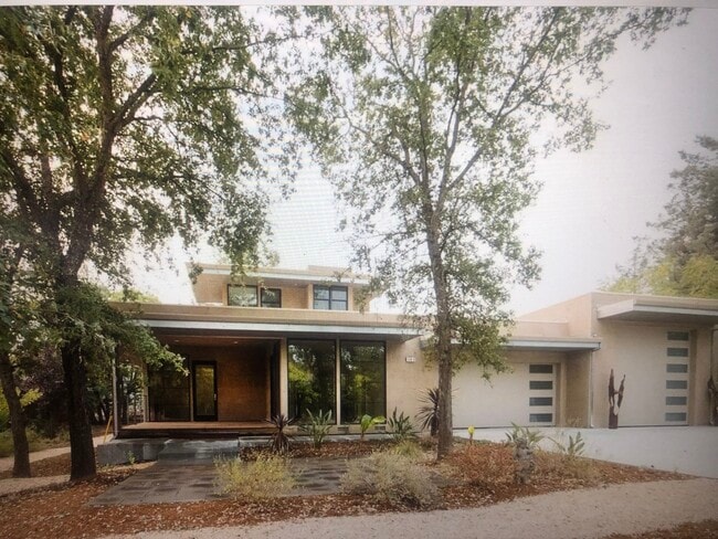 Building Photo - 540 S Cloverdale Blvd