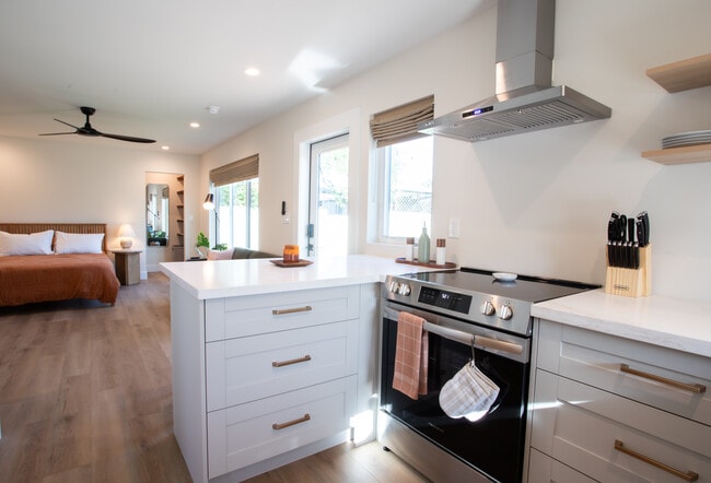 Building Photo - 1502 E Almeria Rd