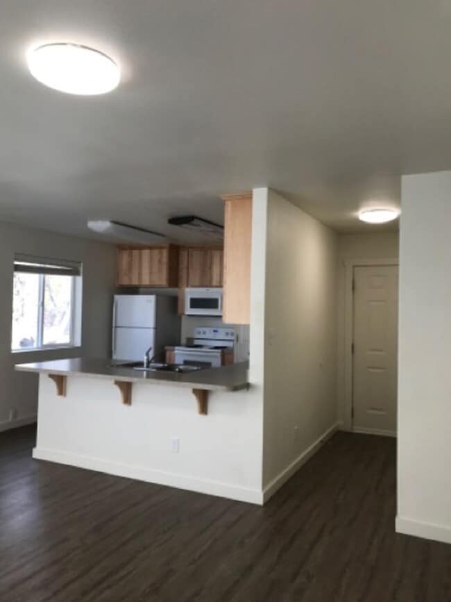 Photo - 584 Monroe St