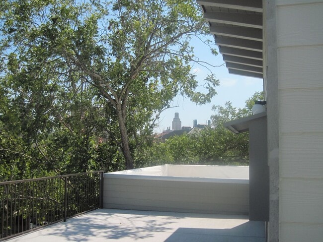 Photo - 302 E 30th St