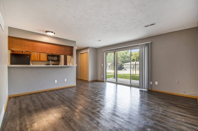 Omaha, NE Beacon Hill Apartments |Living