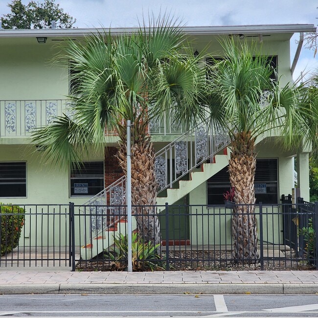 Building Photo - 220 Lucerne Ave Unit Townsite Apts. 1  4