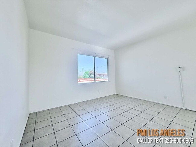 943 W 68th St