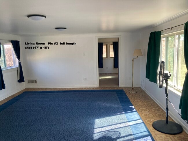 Sala de estar de 17 x 15 pies de largo. - 1589 N Saginaw St Unidad A