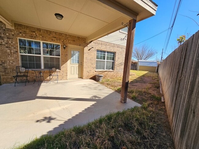 Photo - 604 NE Ave E Pl