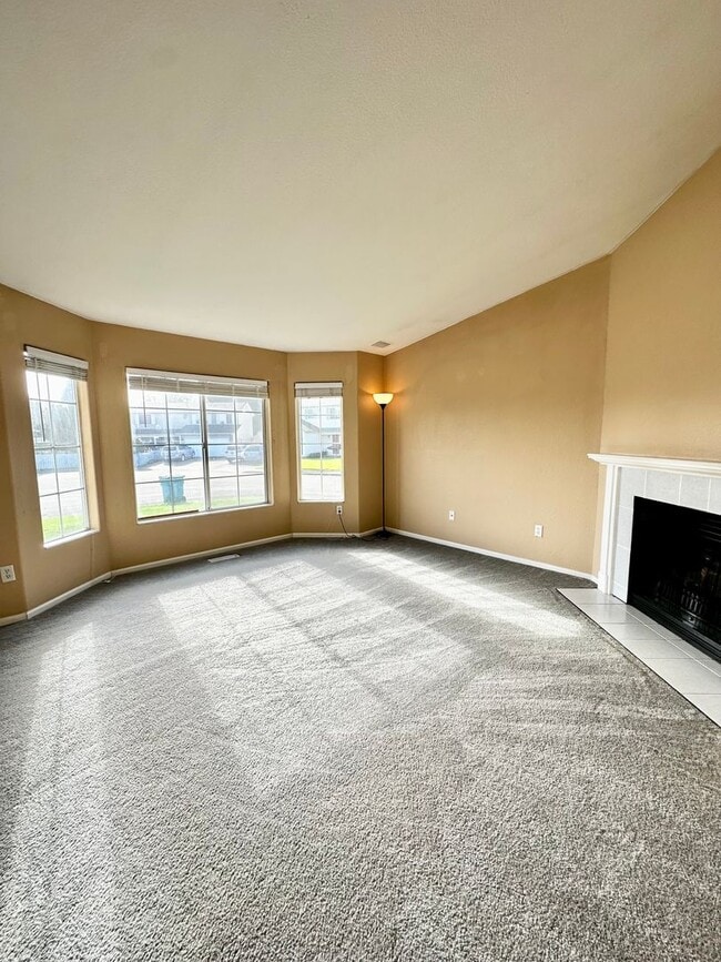 Photo - Gorgeous 4 Bedroom 2.5 Bath Single Family ...