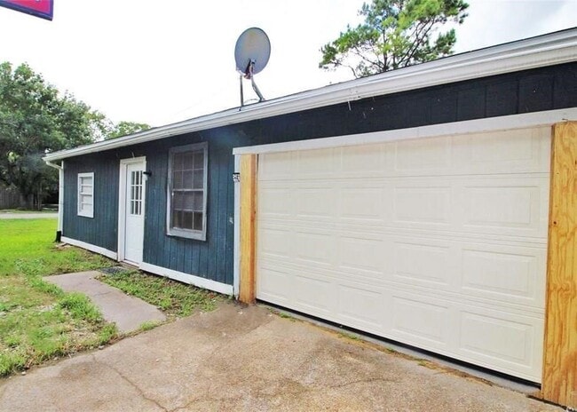 Building Photo - 2460 W Shane St