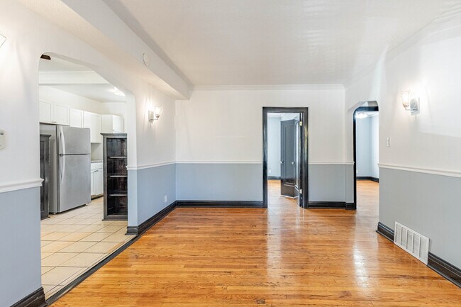 Photo - 2453 W 56th St