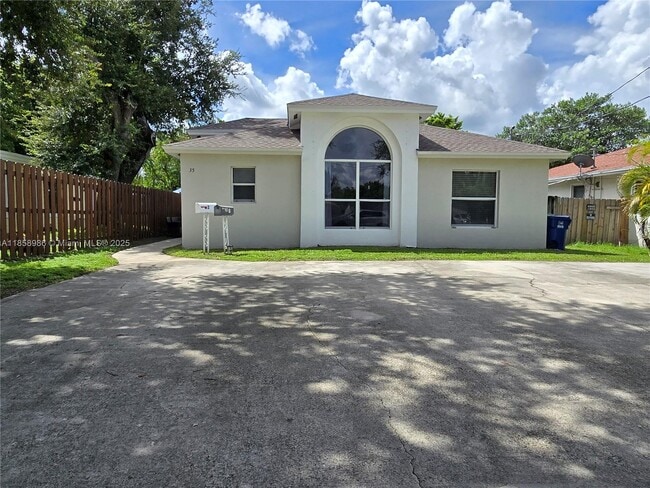 Building Photo - $3,100MONTHLY;35 SW 7TH ST #2 HALLENDALE B... Rental