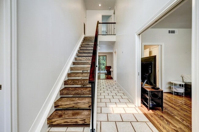 Building Photo - 201 Vanderpool Ln Unit 50