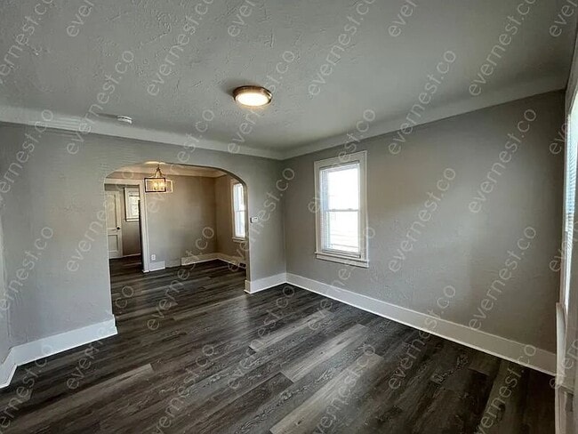 Photo - 3355 Curwood St