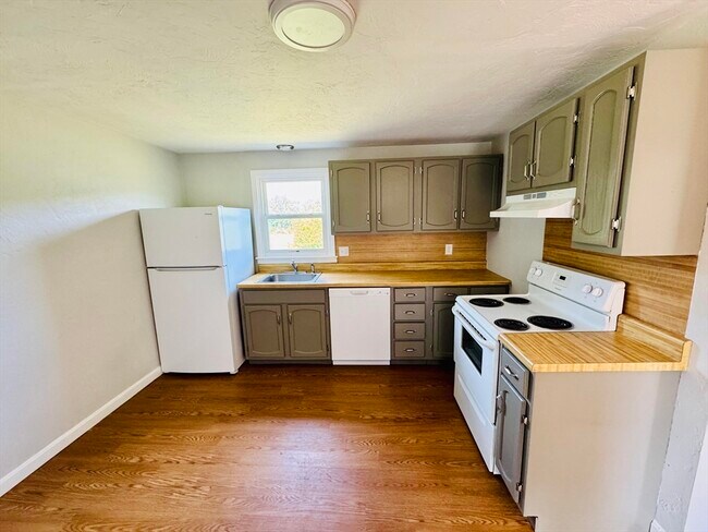 Building Photo - 130 Charlton St Unit 4 Rental