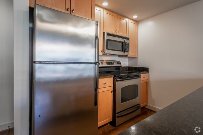 2 BR, 2 BA - 910 SF - 3333 Wisconsin