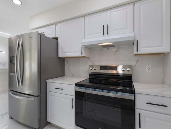 Building Photo - 992 Mohican Blvd