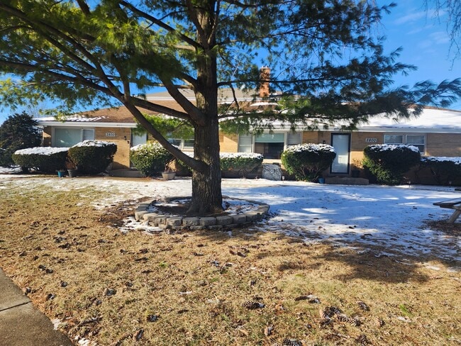 Building Photo - 2800 Manor Ln Unit B