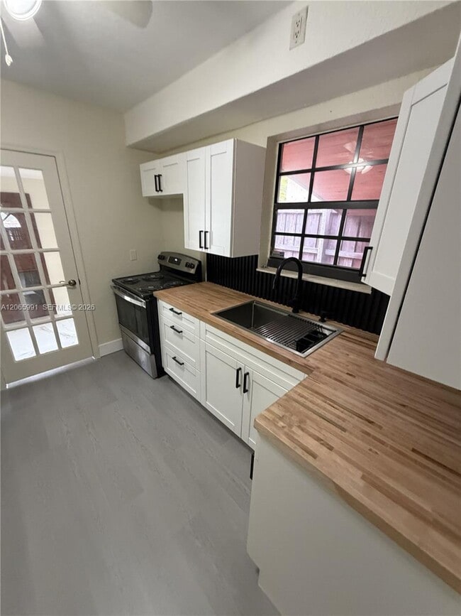 Building Photo - 2424 SW 21st Ter Unit IN-LAW DETACHD