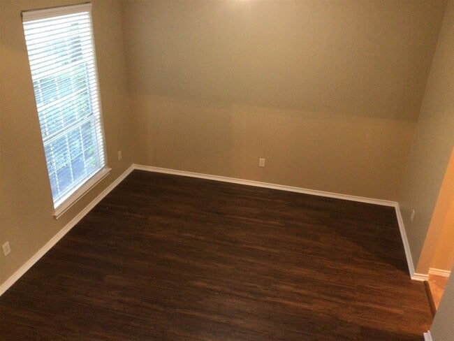 Photo - 2718 Lakecrest Way Dr