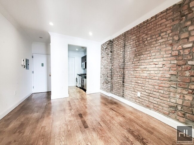 Building Photo - Mott Street Unit 2C