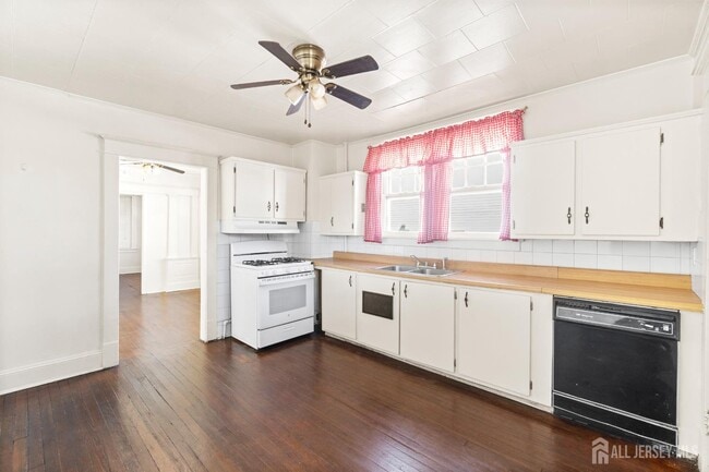 Photo - 196 Strawberry Hill Ave