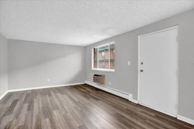 Building Photo - Beautiful 2 bed/1 bath Unit 104