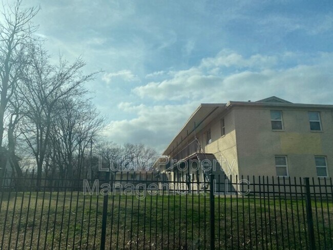 Building Photo - 1043 College St Unit 3