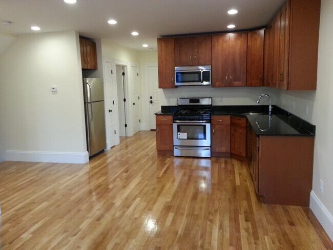 Building Photo - 85 Linden St Unit 1 Rental
